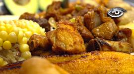 Su origen se remonta a la época colonial, pero ha sido la mano mestiza e indígena la que la transformó en lo que hoy se saborea: carne de cerdo cocinada en su propia grasa, dorada con paciencia y acompañada de mote, llapingachos, plátano maduro, empanadas, según la región y la tradición.