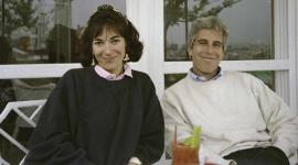 Ghislaine Maxwell con Jeffrey Epstein acusados por delitos de tráfico sexual en Estados Unidos.