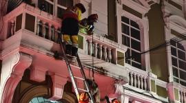 Bomberos de Quito rescataron a una perrita mientras paría a sus cachorros en un balcón.