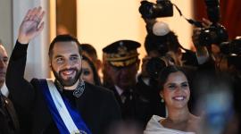 El presidente de El Salvador, Nayib Bukele, y su esposa, Gabriela Rodríguez, salen del Teatro Nacional tras pronunciar su discurso de primer año en San Salvador