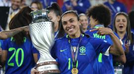 Marta de Brasil posa con el trofeo de la Copa América Femenina este sábado, luego de vencer a Colombia en la final en el estadio Rodrigo Paz Delgado en Quito.