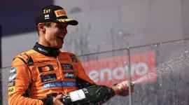 El piloto de McLaren, Lando Norris de Gran Bretaña, que obtuvo el primer puesto, rocía champán en el podio después del Gran Premio de Hungría de Fórmula 1 en el circuito de Hungaroring en Mogyorod, cerca de Budapest, Hungría,