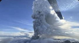 Kamchatka Territory (Russian Federation), 03/08/2025.- A handout photo made available by the Institute of Volcanology and Seismology FEB RAS shows the Krasheninnikov Volcano spewing smoke and ash during an eruption in the Kamchatka Territory, Russia, 03 August 2025. Scientists have recorded the eruption of the Krasheninnikov volcano in Kamchatka for the first time, the Kamchatka Volcanic Eruption Response Team (KVERT) of the Institute of Volcanology and Seismology (IVS) of the Far Eastern Branch of the Russian Academy of Sciences reports. According to the staff of the Kronotsky Nature Reserve, ash emissions are now reaching a height of 5-6 km above sea level, and part of the territory of the reserve is covered with ash deposits. (erupción volcánica, Rusia) EFE/EPA/NSTITUTE OF VOLCANOLOGY AND SEISMOLOGY FEB RAS HANDOUT HANDOUT EDITORIAL USE ONLY/NO SALES