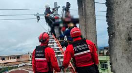 Los bomberos de El Pangui acudieron a la emergencia aleertados por la comunidad.