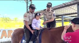 La Policía Nacional, a través de su Unidad de Equitación y Remonta, abre al público las inscripciones para el servicio de terapia asistida con caballos. Se trata de una técnica de rehabilitación innovadora y eficaz, dirigida a personas con diferentes tipos de discapacidad.

Un reportaje de Mishel Villacís