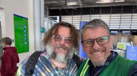 Trabajadores del aeropuerto de Galápagos aprovecharon para fotografiarse con Jack Black.