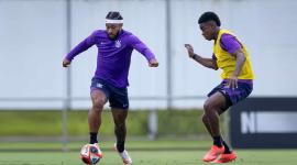 El delantero Memphis Depay disputa con el defensa Félix Torres un balón en el entrenamiento del Corinthians.
