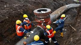 Personal de Petroecuador trabaja en la contención del crudo derramado.