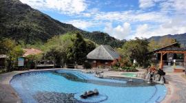 Las piscinas de aguas termales son algunos de los destinos más escogidos por las personas en los feriados.