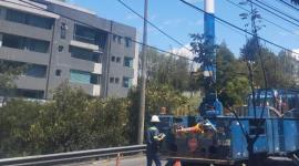 Personal de la empresa eléctrica trabaja en el restablecimiento del servicio eléctrico en Quito.