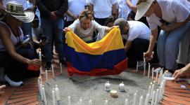 La gente enciende velas durante una protesta contra la violencia y a favor de la paz en Medellín, Colombia. 8 de junio del 2025