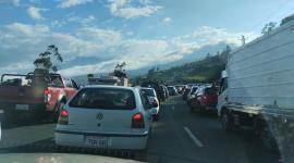 Ciudadanos reportar alta carga vehicular sobre la avenida Simón Bolívar, sector Tambillo. 9 de agosto del 2025
