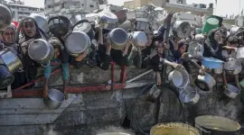 Decenas de palestinos se agolpaban para recibir una ración de comida en un comedor de caridad en la ciudad de Gaza, el pasado 4 de agosto.
