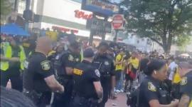 Videos difundidos en redes sociales muestran la intervención de la policía estadounidense en evento por la Independencia de Ecuador.