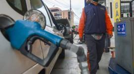 El precio de la gasolina cambia cada mes de acuerdo con el precio del petróleo.