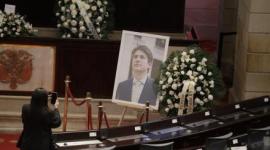 Una persona toma una fotografía a una imagen del fallecido senador y precandidato presidencial de Colombia, Miguel Uribe Turbay, este lunes 11 de agosto, en Bogotá.
