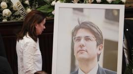 Esposa de Miguel Uribe Turbay, Claudia Tarazona, observa un retrato colocado en el Salón Elíptico del Capitolio Nacional en Bogotá.