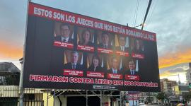 Las vallas se colocaron el mismo día en que el Gobierno convocó una marcha hacia la Corte Constitucional.