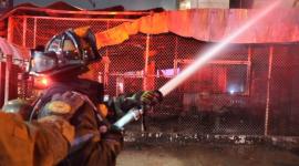 Un incendio se registró en una mueblería en Guayaquil y se investigan las posibles causas.