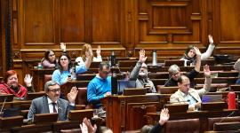 Diputados reaccionan durante una sesión en la Cámara Baja este martes, en Montevideo (Uruguay). La Cámara de Representantes de Uruguay comenzó a debatir el proyecto de ley 'Muerte digna', que tiene por objeto legalizar la eutanasia en el país.
