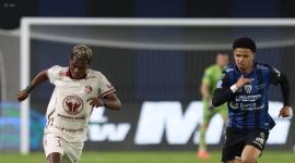 Patrik Mercado, de Independiente del Valle, persigue a Carlos Orejuela, de Mushuc Runa, durante el partido jugado en la noche del 12 de agosto del 2025.
