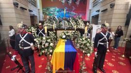 Miembros de la Guardia Presidencial junto al féretro y el retrato del candidato presidencial colombiano Miguel Uribe.