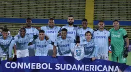 El equipo camaratta en la foto previa a su encuentro por Copa Sudamericana