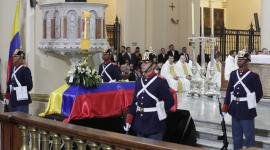 Integrantes del Batallón Guardia Presidencial vigilan el féretro del fallecido senador y precandidato presidencial Miguel Uribe Turbay.