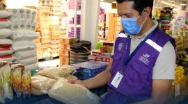 Arcsa ejecuta operativo que permitió la clausura de un supermercado con serias deficiencias sanitarias en Loja.