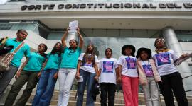 Menores afectadas por contaminación con mecheros acudieron a la la Corte Constitucional, este miércoles 13 de agosto del 2025 para presentar una demanda.