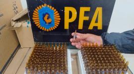 La PFA secuestró insumos en laboratorios y droguerías con fentanilo contaminado en Argentina.