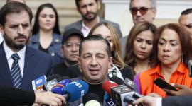 Fotografía de archivo del 6 de diciembre de 2023 del Representante a la Cámara por el partido Cambio Radical Julio César Triana (c) hablan durante una rueda de prensa en Bogotá.
