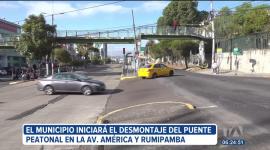 Comienza la cuenta regresiva para retirar el puente peatonal de la av. América y Rumipamba, en el norte de Quito. Será la cuarta de las 16 estructuras que el Municipio interviene por su deterioro.
Un reportaje de Mishel Villacís