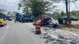 Un bus quedó totalmente destrozado tras el choque con un trailer en la vía a Daule, este jueves 14 de agosto del 2025.