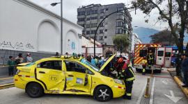 Dos vehìculos chocaron en el sector de Santa Clara de Quito este 15 de agosto del 2025.