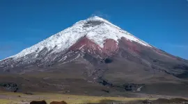 El volcán Cotopaxi tiene una altura de 5 897 metros sobre el nivel del mar