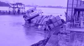 Gabarra naufragó a orillas del muelle del cantón Durán en la provincia del Guayas.