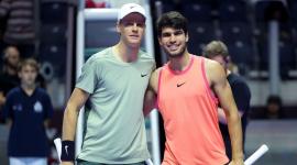 Carlos Alcaraz y Sinner en un encuentro de tennis.