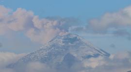 Vista desde el Valle de los Chillos del Volcán Cotopaxi, con emisiones de ceniza.