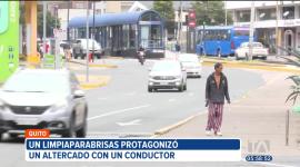 Un limpiaparabrisas protagonizó un altercado con el conductor de un vehículo en el norte de Quito. Desde el Municipio se informó que, en lo que va del año, se han ejecutado 390 operativos. Sin embargo, aún no existe una normativa que regule esta actividad.

Un reportaje de Juan Miguel Rodríguez