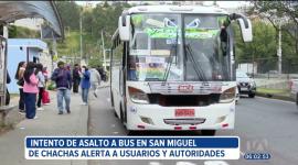 La Policía Nacional intensifica los operativos de control en buses ante la creciente inseguridad en el transporte público de Quito.
Un reportaje de Gustavo Jaramillo