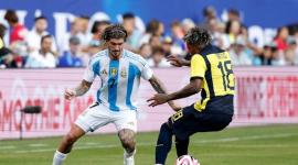 Rodrigo de Paul (izquierda) traslada el esférico ante la marca de Joao Ortiz, de Ecuador, durante la  Copa América de Estados Unidos 2024