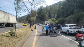 Un motociclista quedó herido tras chocar con un vehículo en la av. Simón Bolívar a la altura de la Ruta Viva.