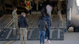 Un grupo de migrantes en un avión militar, camino a su deportación en Estados Unidos.