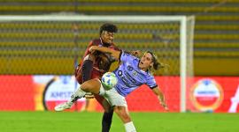 Johnnier Chalá, de Mushuc Runa y Claudio Paúl Spinelli, de Independiente del Valle, disputan el esférico durante el partido de Copa Sudamericana jugado en el estadio Atahualpa.
