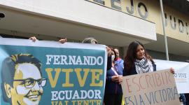 Plantón de familiares y amigos de Fernando Villavicencio, en el Complejo Judicial Norte en junio del 2024.