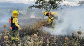 Personal del Cuerpo de Bomberos de Quito trabajó para controlar un incendio forestal en Nayón.