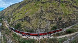 La ruta ferroviaria Nariz del Diablo recorre 12,5 kilómetros entre las estaciones Alausí y Sibambe