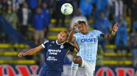 Hernán Barcos, veterano goleador de Alianza Lima, salta a cabecear con Emiliano Clavijo, de Universidad Católica, durante el partido disputado el 20 de agosto del 2025.