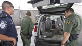 Agentes de inmigración realizan una redada en la frontera.